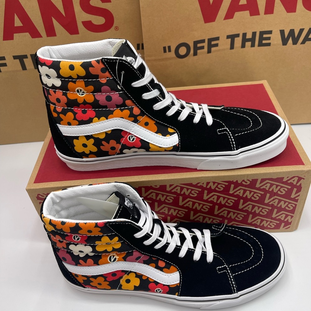 Vans Men’s Sk8-Hi
Flower Black/Multi Sneakers 
VN000D5IBML
 Floral High-Top - Picture 5 of 16